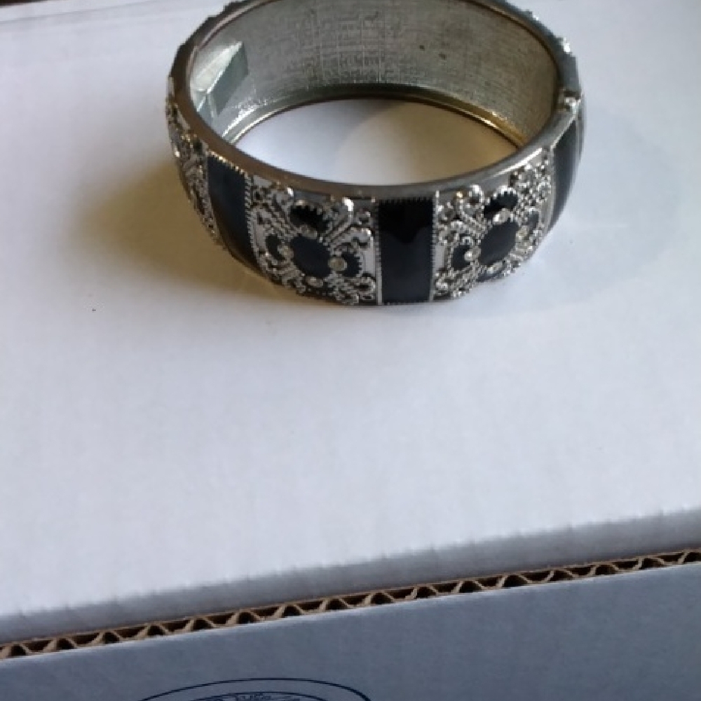 Elegant Silver and Black Women's Bracelet - Picture 2 of 5